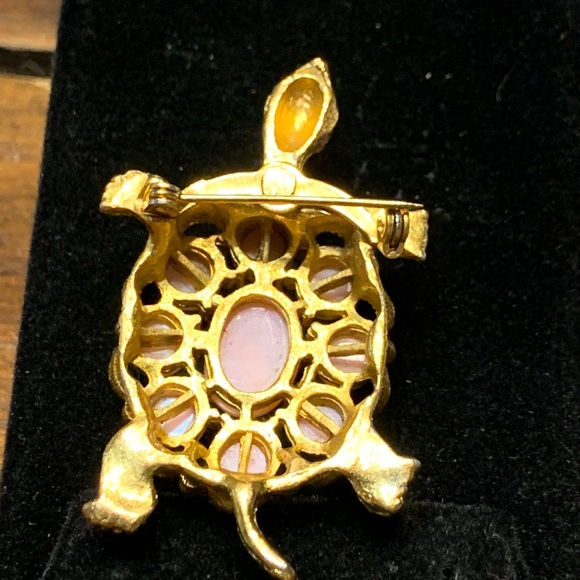 60’s MID CENTURY GOLDEN TURTLE TORTOISE BROOCH WITH MARBLED PINK CABOCHONS - Picture 5 of 9